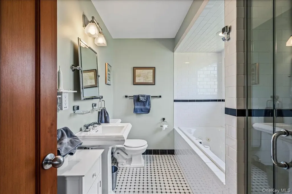 24 Tanglewood Trail Hampton Bays NY 11946
