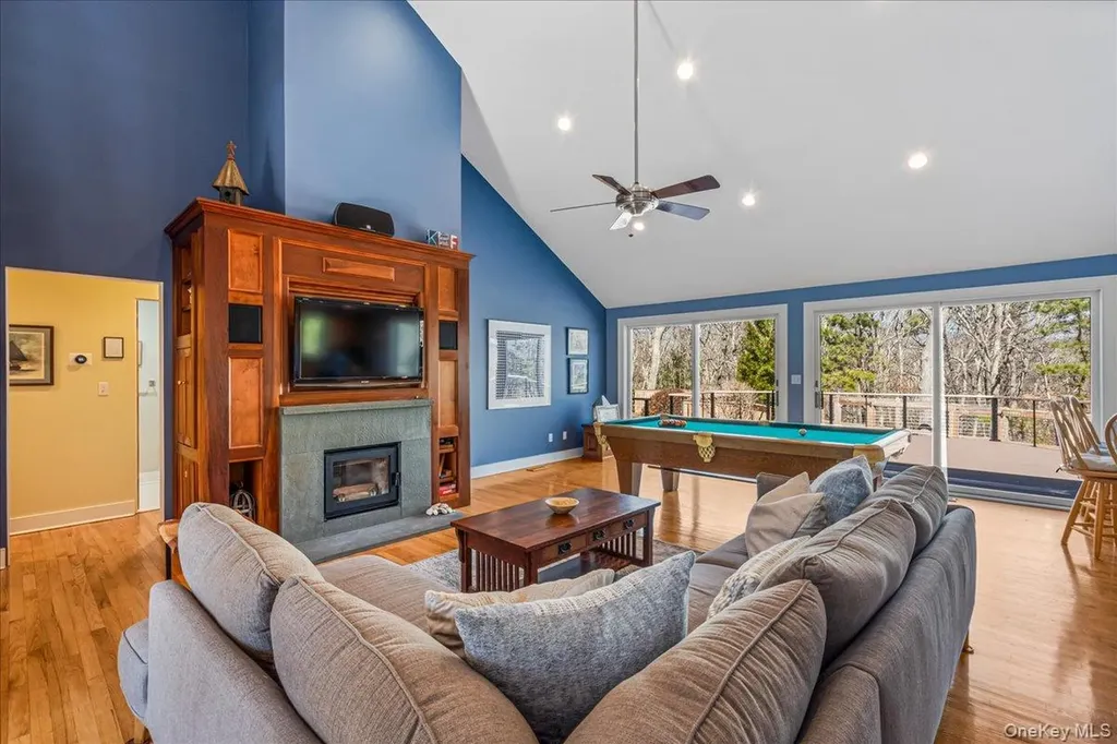 24 Tanglewood Trail Hampton Bays NY 11946