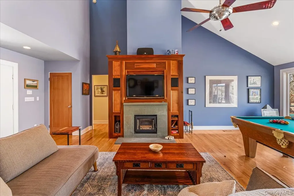 24 Tanglewood Trail Hampton Bays NY 11946