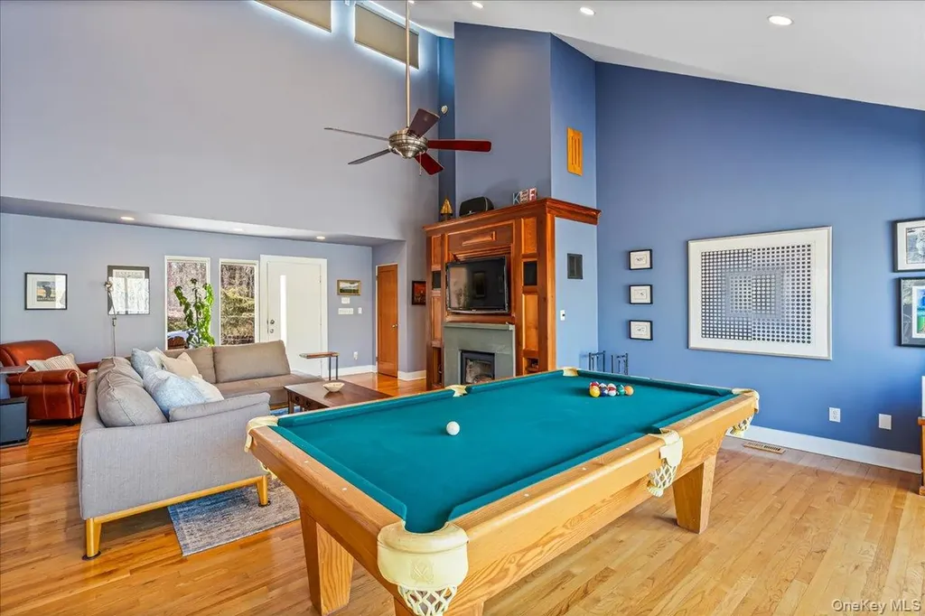 24 Tanglewood Trail Hampton Bays NY 11946
