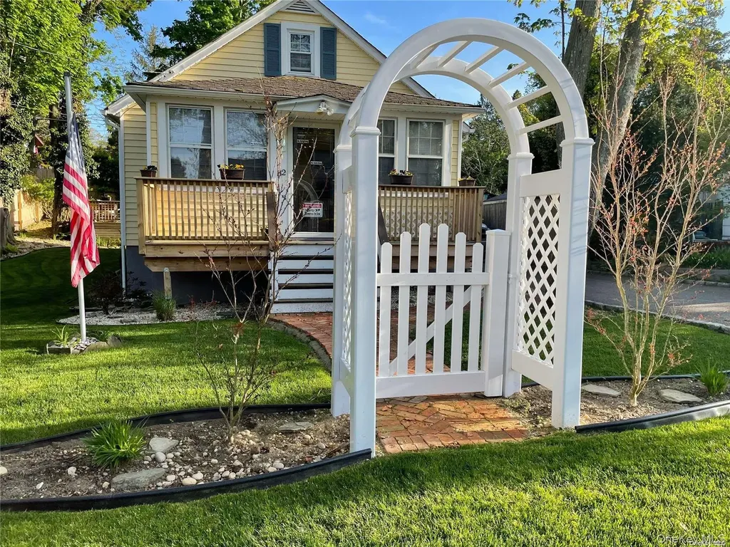 32 Neptune Road Rocky Point NY 11778
