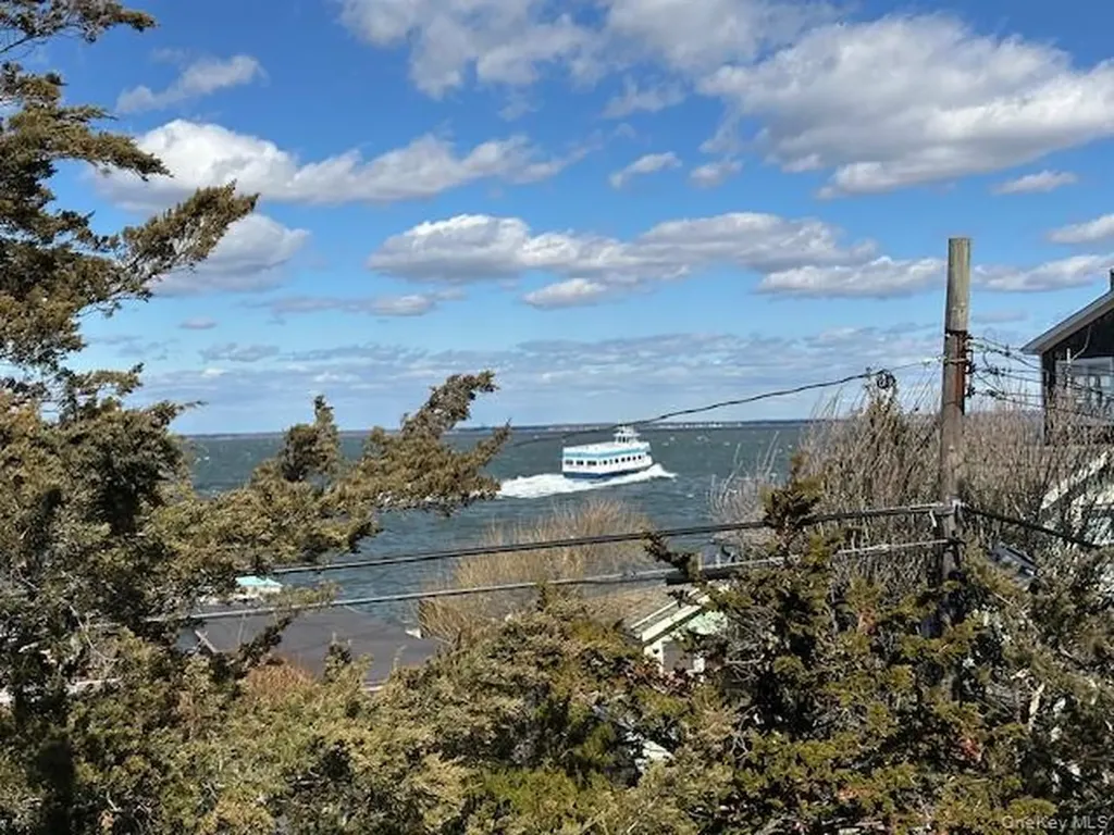 154 Doctors Walk Cherry Grove NY 11782