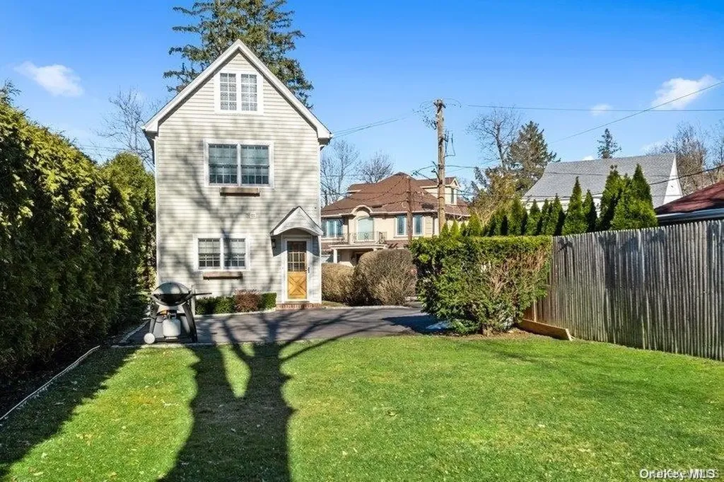 6 Morris Lane Great Neck NY 11024