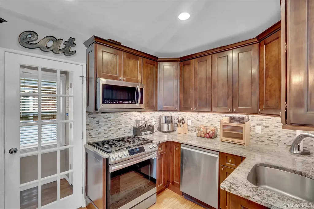 2889 Arnold Avenue Oceanside NY 11572