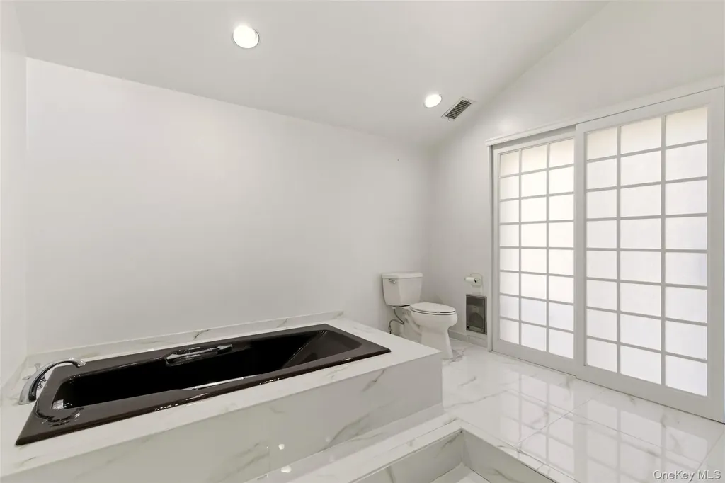 5 Waterford Way Syosset NY 11791