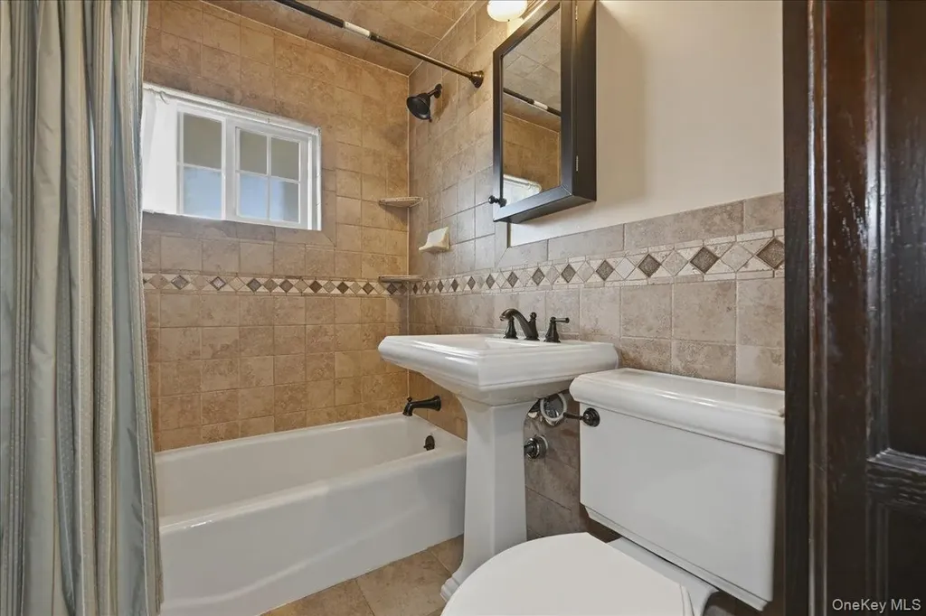 25 Gleaner Lane Levittown NY 11756