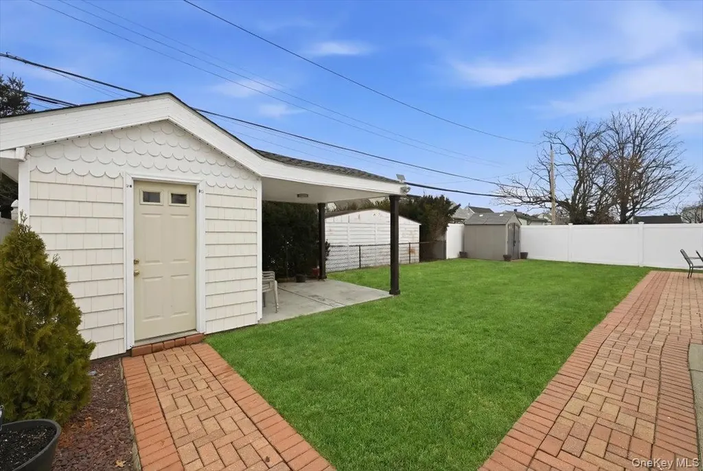 25 Gleaner Lane Levittown NY 11756