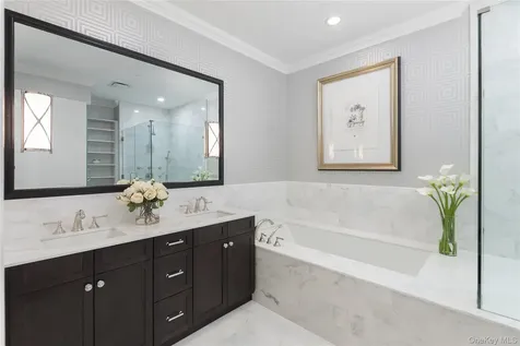 3000 Royal Court North Hills NY 11040
