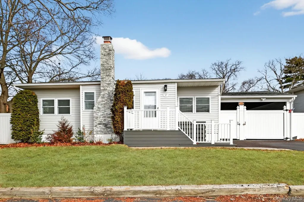47 Weeks Road North Babylon NY 11703