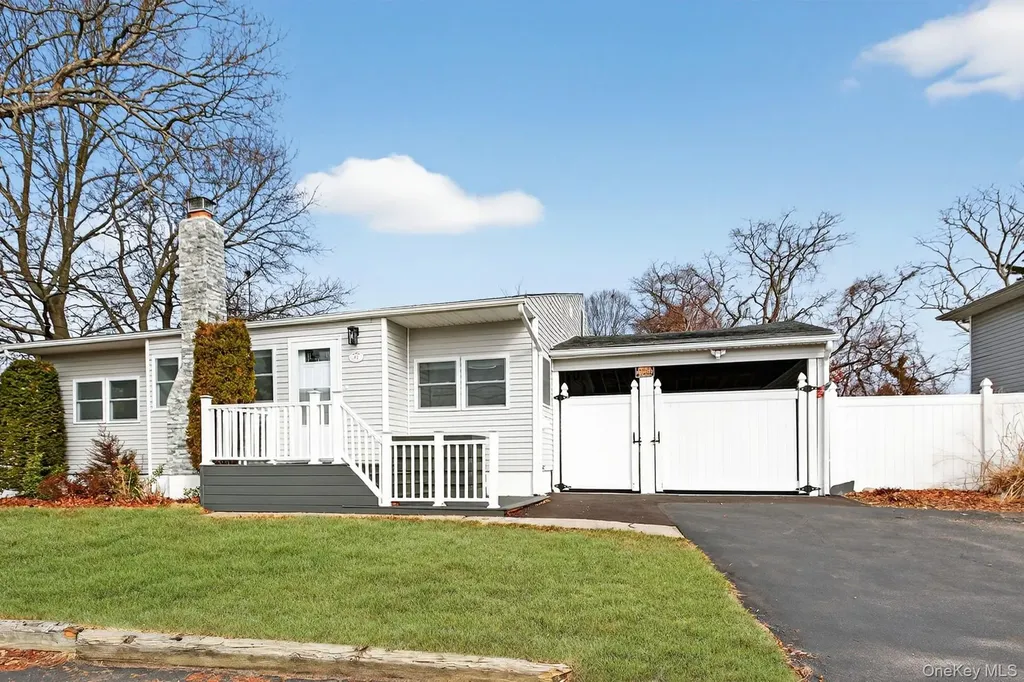 47 Weeks Road North Babylon NY 11703