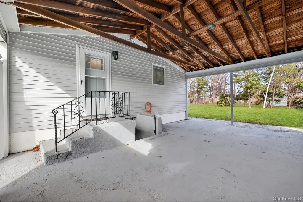 47 Weeks Road North Babylon NY 11703