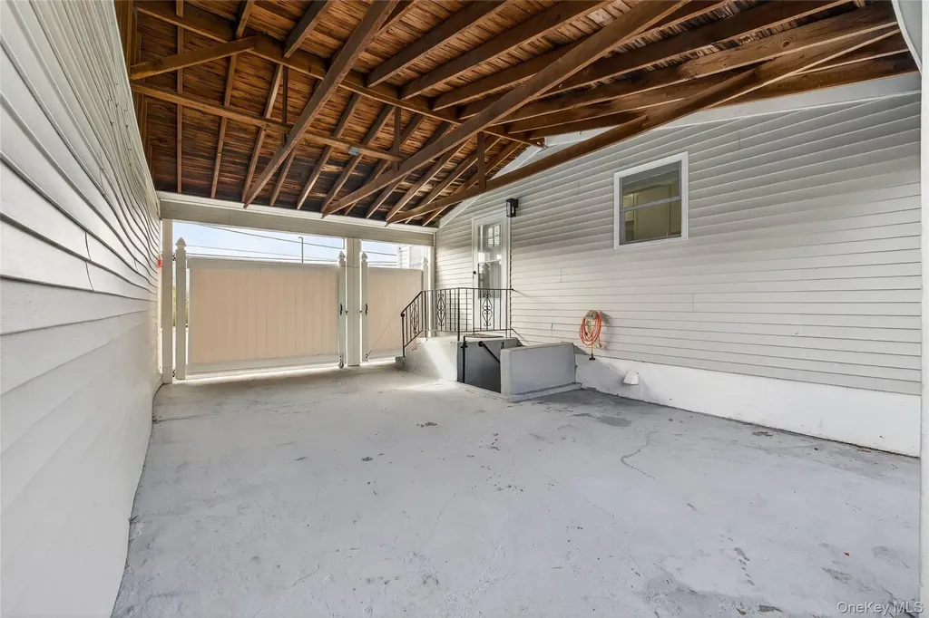 47 Weeks Road North Babylon NY 11703
