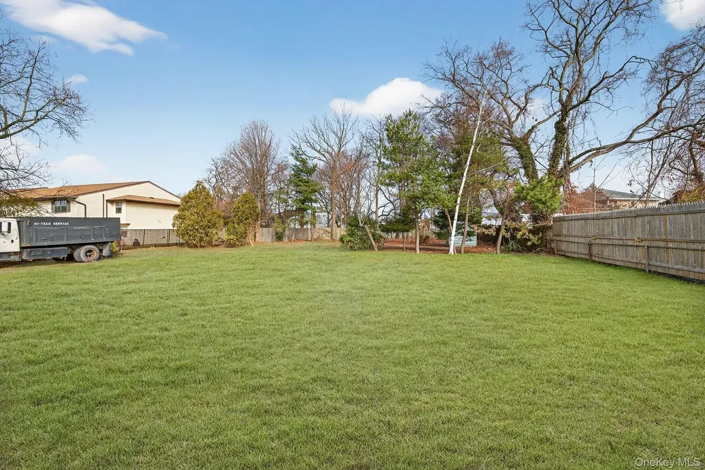 47 Weeks Road North Babylon NY 11703