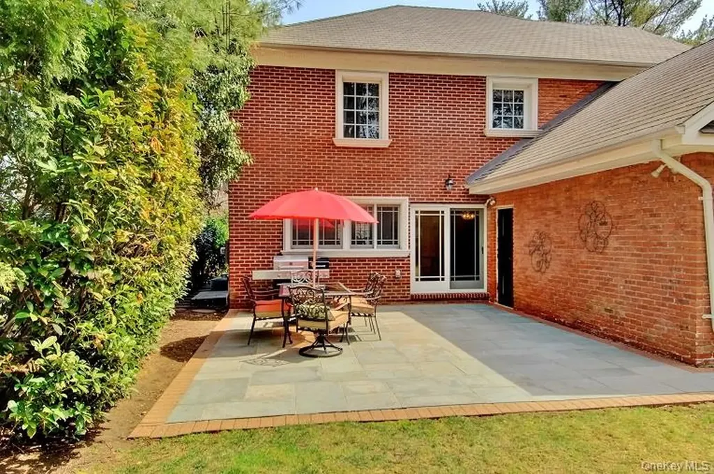 15 Hilltop Drive Manhasset NY 11030