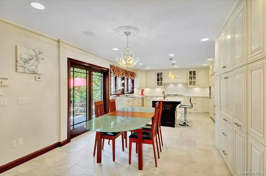 15 Hilltop Drive Manhasset NY 11030