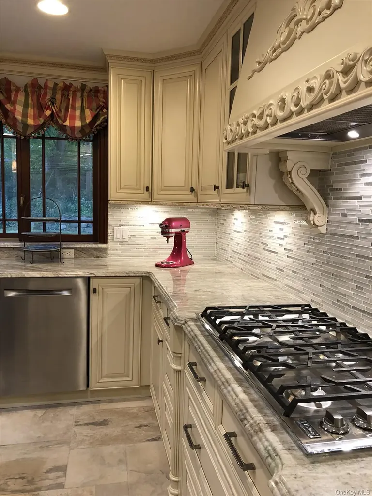 15 Hilltop Drive Manhasset NY 11030
