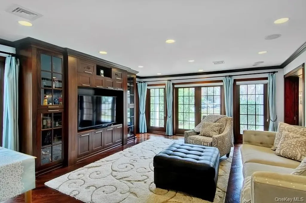 15 Hilltop Drive Manhasset NY 11030