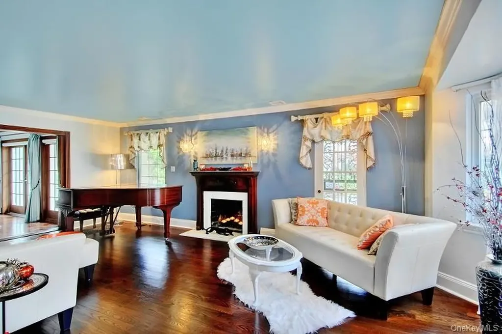 15 Hilltop Drive Manhasset NY 11030