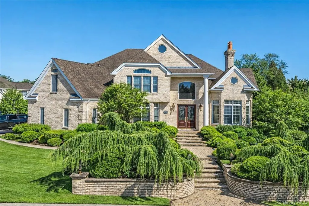 22 Turnberry Court Dix Hills NY 11746
