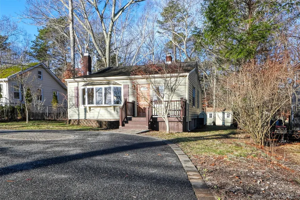 180 Lakeside Trail Ridge NY 11961