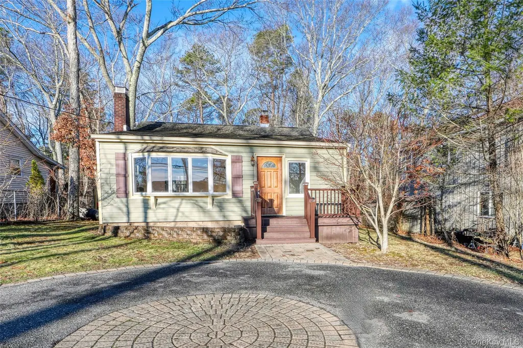 180 Lakeside Trail Ridge NY 11961