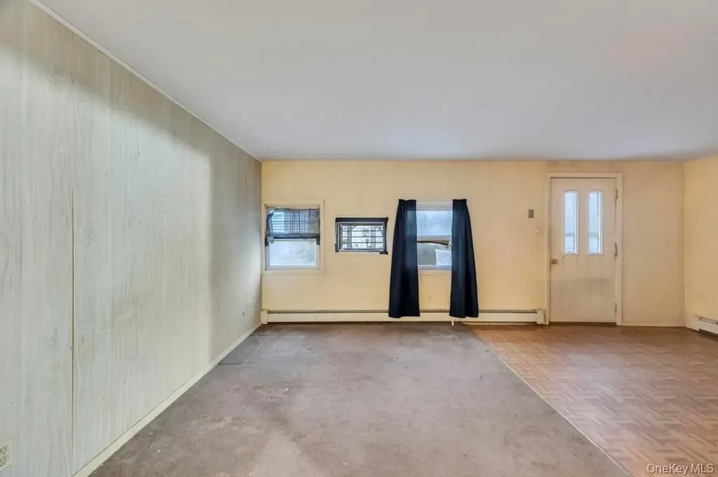 33 Pond Lane Levittown NY 11756