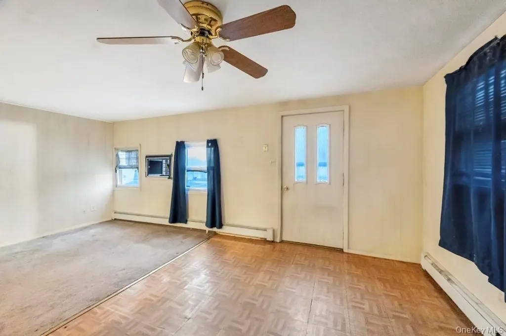 33 Pond Lane Levittown NY 11756