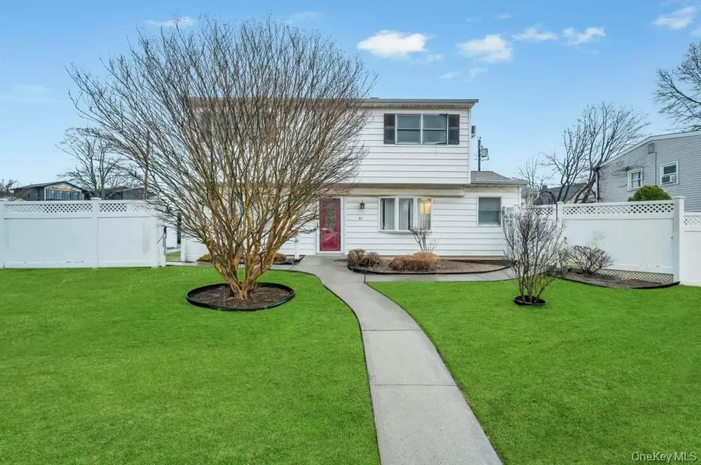 33 Pond Lane Levittown NY 11756