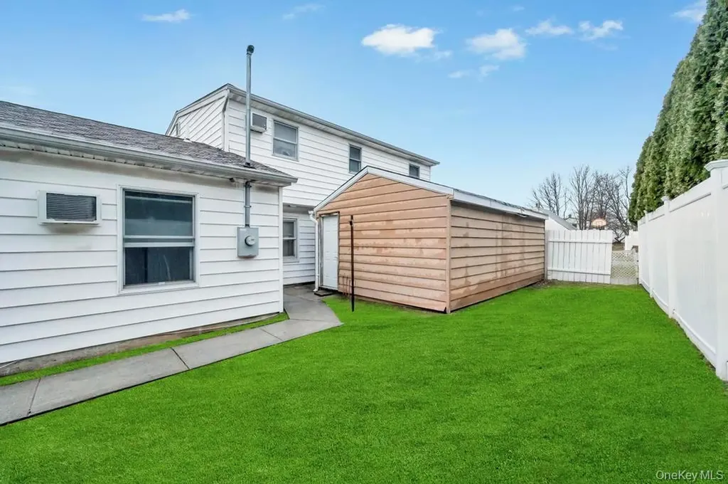 33 Pond Lane Levittown NY 11756