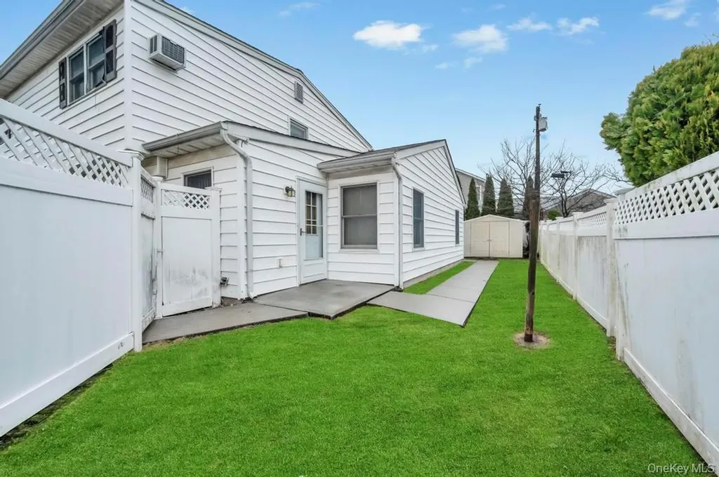 33 Pond Lane Levittown NY 11756
