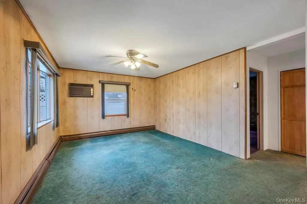33 Pond Lane Levittown NY 11756