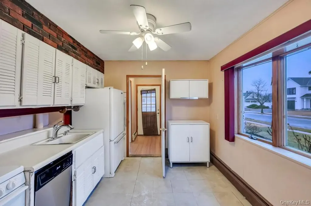 33 Pond Lane Levittown NY 11756