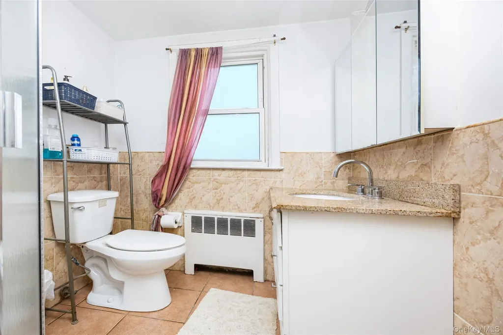 84 Middle Neck Road Roslyn NY 11576