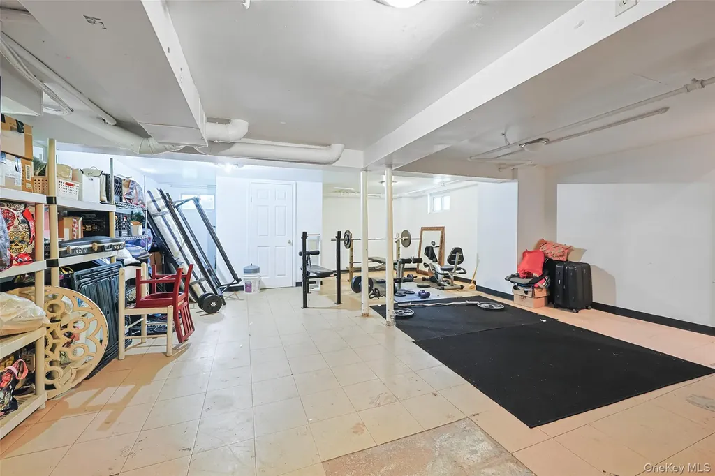 84 Middle Neck Road Roslyn NY 11576