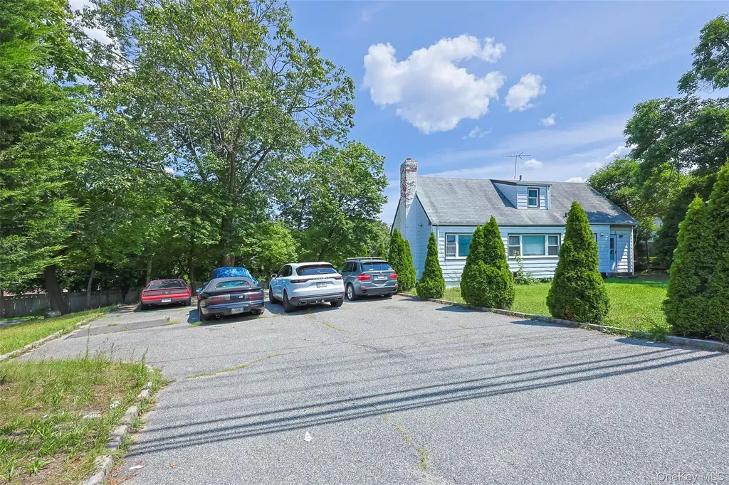 84 Middle Neck Road Roslyn NY 11576