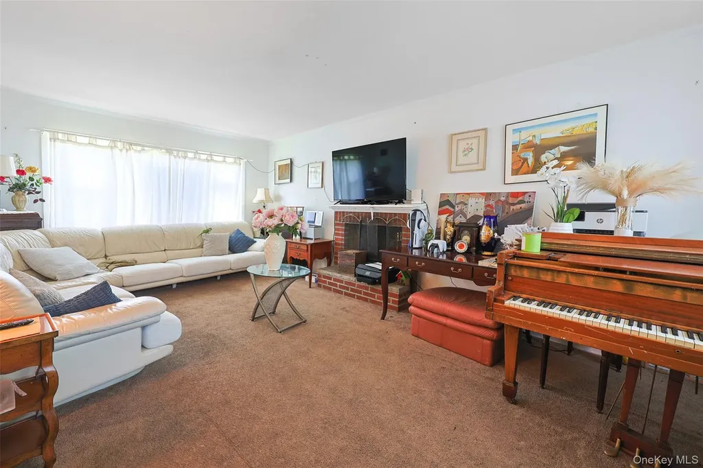 84 Middle Neck Road Roslyn NY 11576