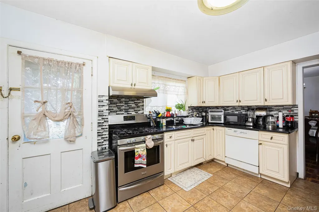 84 Middle Neck Road Roslyn NY 11576