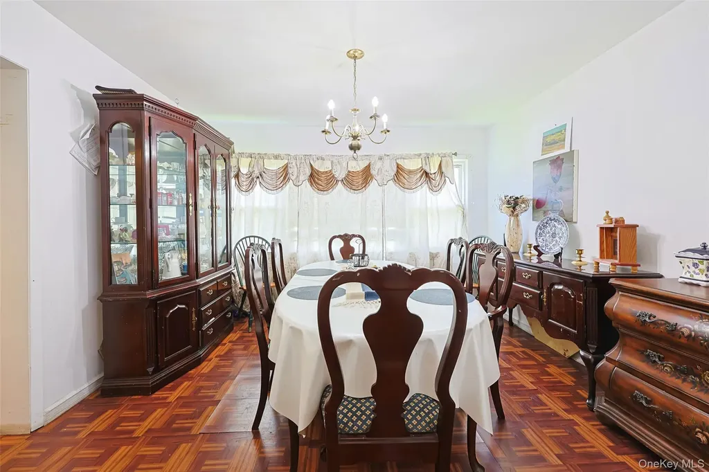 84 Middle Neck Road Roslyn NY 11576