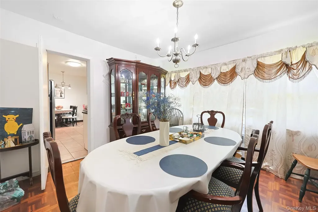84 Middle Neck Road Roslyn NY 11576