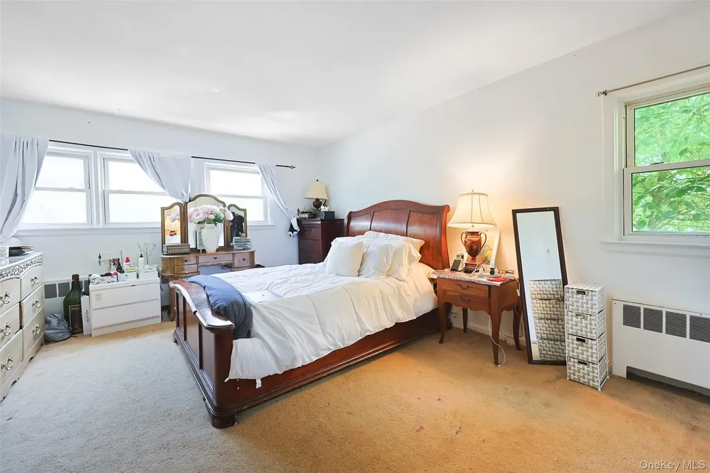 84 Middle Neck Road Roslyn NY 11576