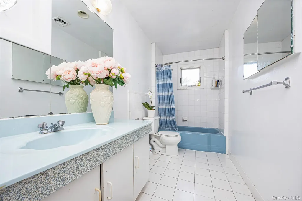 84 Middle Neck Road Roslyn NY 11576