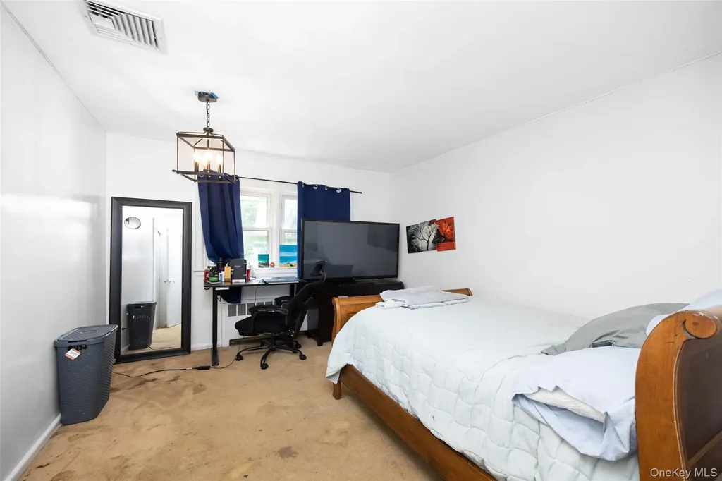 84 Middle Neck Road Roslyn NY 11576