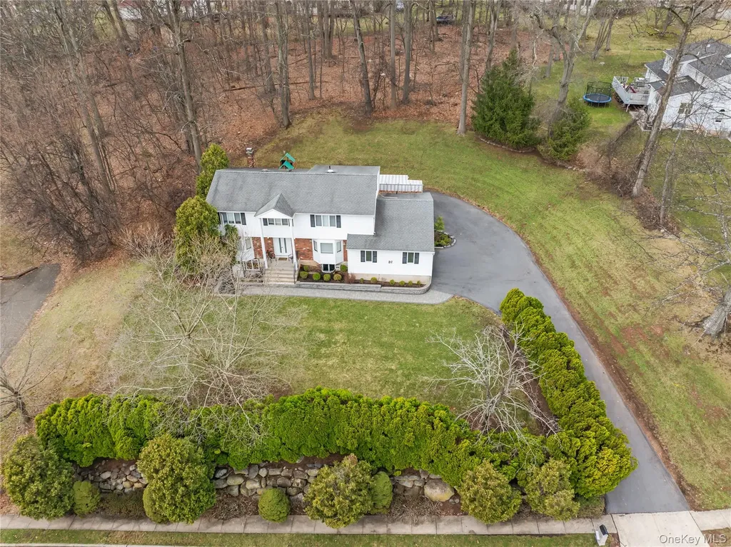 20 Algonquin Circle Airmont NY 10952