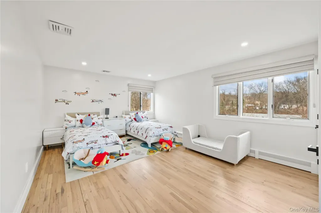 20 Algonquin Circle Airmont NY 10952