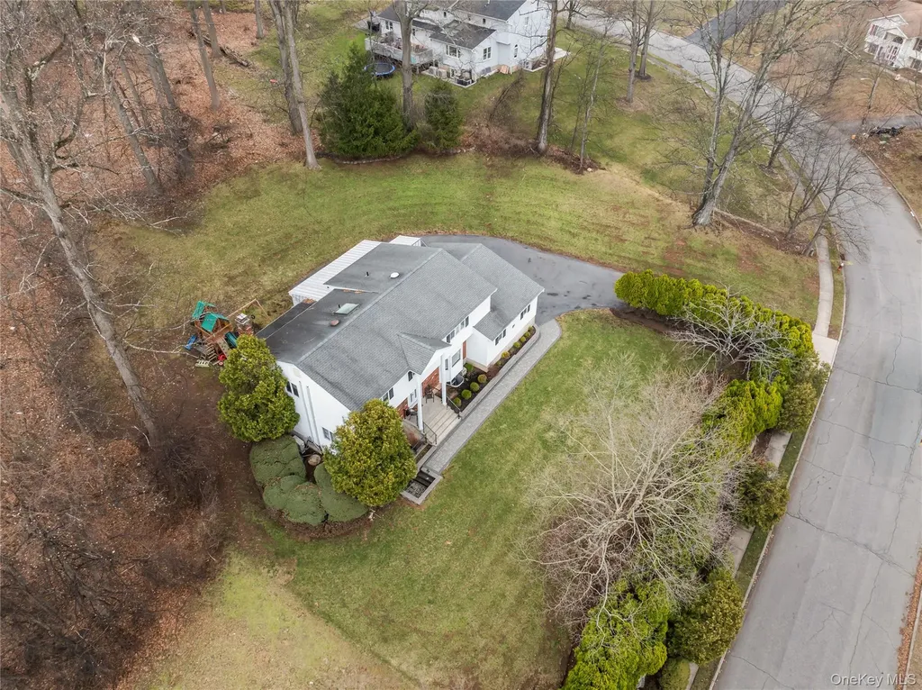 20 Algonquin Circle Airmont NY 10952