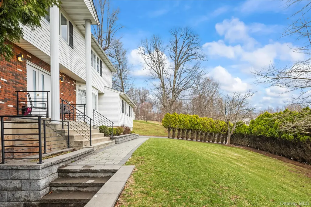 20 Algonquin Circle Airmont NY 10952