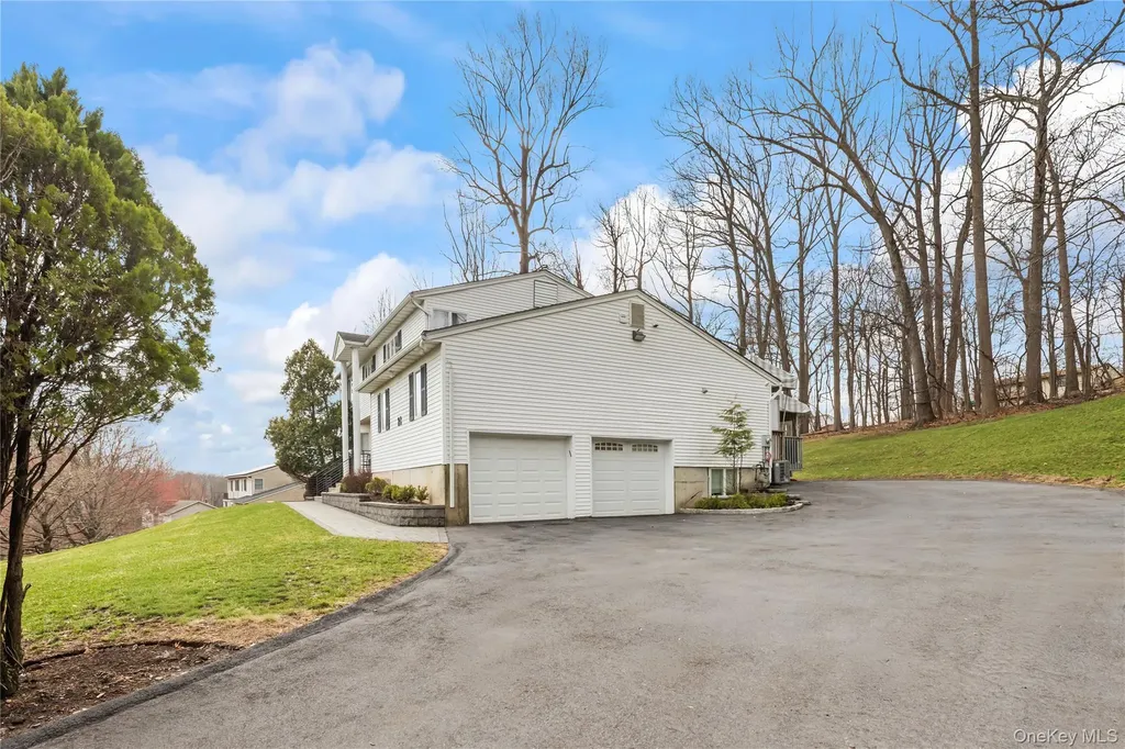 20 Algonquin Circle Airmont NY 10952