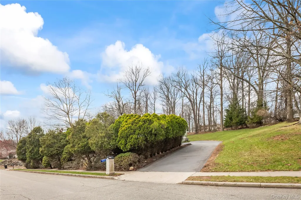 20 Algonquin Circle Airmont NY 10952