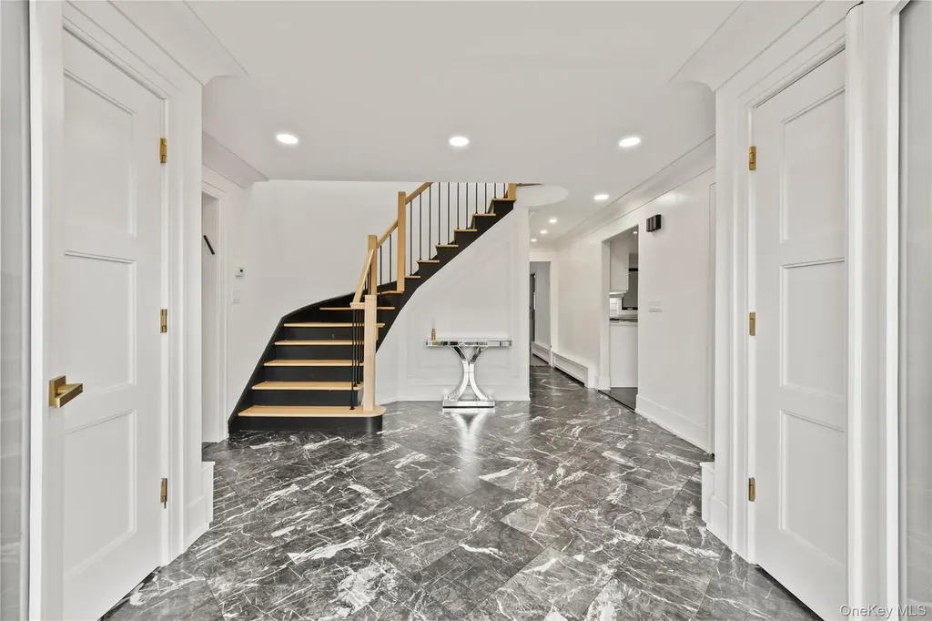 20 Algonquin Circle Airmont NY 10952