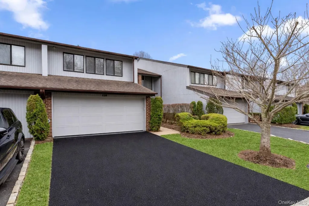 124 Foxwood Drive Jericho NY 11753